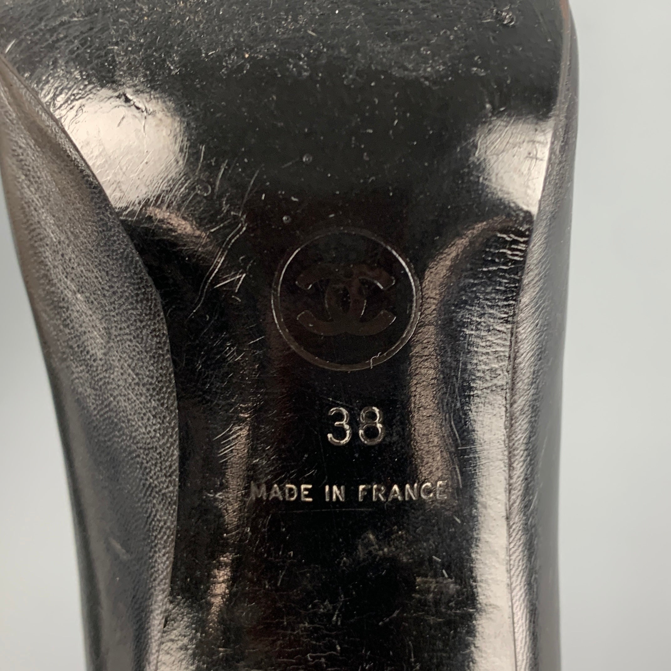 CHANEL Size 8 Black Leather Logo Classic Chunky Heel Pumps – Sui