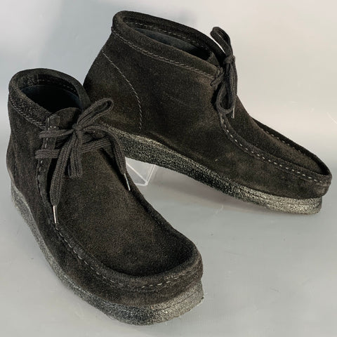 CLARKS Size 9 Wallabee Black Suede Crepe Sole Moccasin Ankle Boots