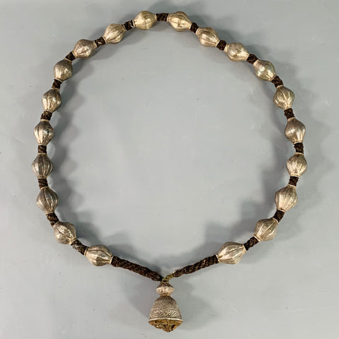 Collier pendentif vintage marron et argent avec perles en métal épaisses