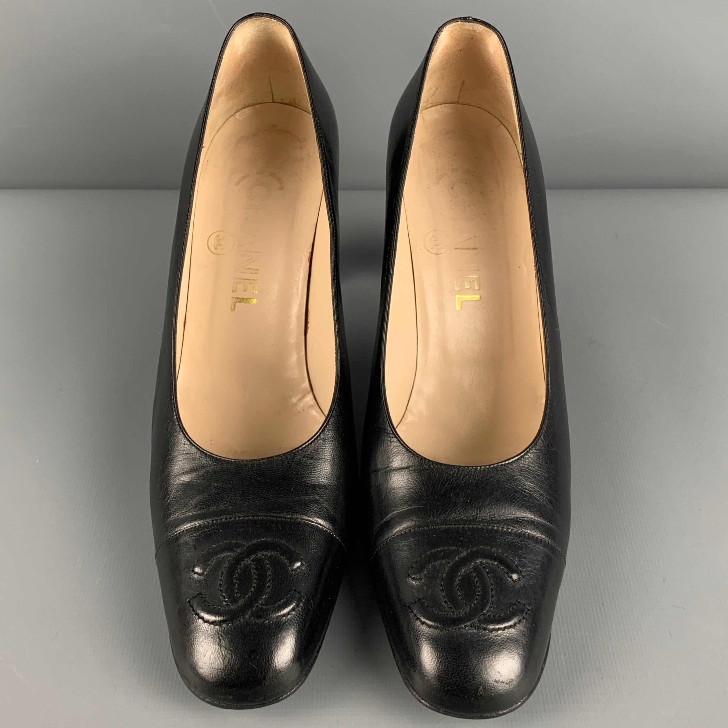 CHANEL Size 8 Black Leather Logo Classic Chunky Heel Pumps – Sui