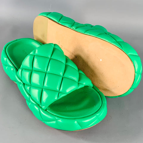 BOTTEGA VENETA Sandales à enfiler en cuir d'agneau matelassé vert, taille 7