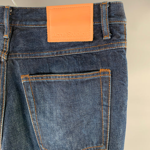 Jeans ACNE taille 30, coupe évasée, en coton, braguette boutonnée, couleur marine.
