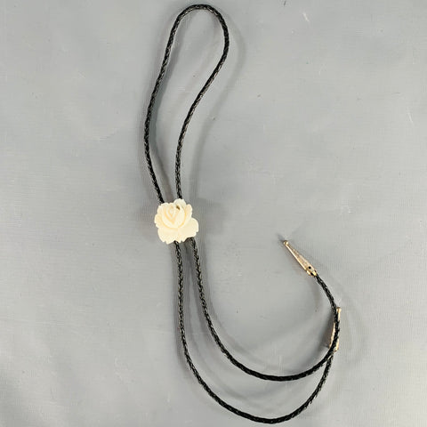 Cravate bolo VINTAGE en cuir avec rose noire et blanche