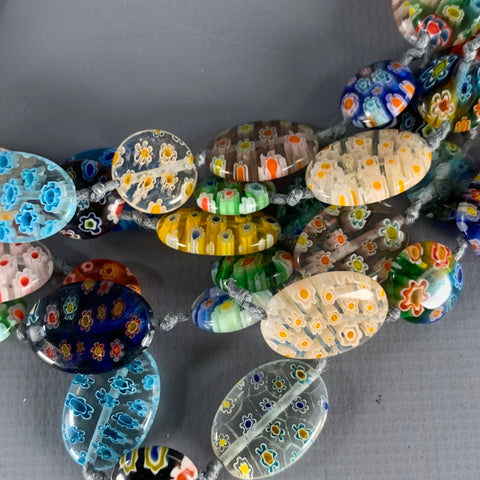Collier en verre fleuri multicolore VINTAGE