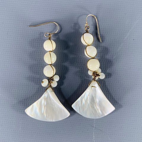 Boucles d'oreilles pendantes vintage blanches en perles éventail