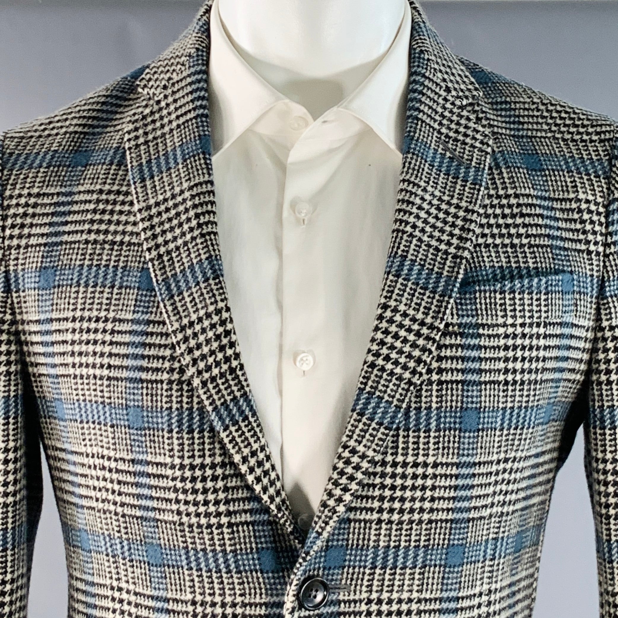 GUCCIネイビーとホワイトのチェッ GUCCI Size 38 Black White Blue Glenplaid Wool Notch Lapel Suit