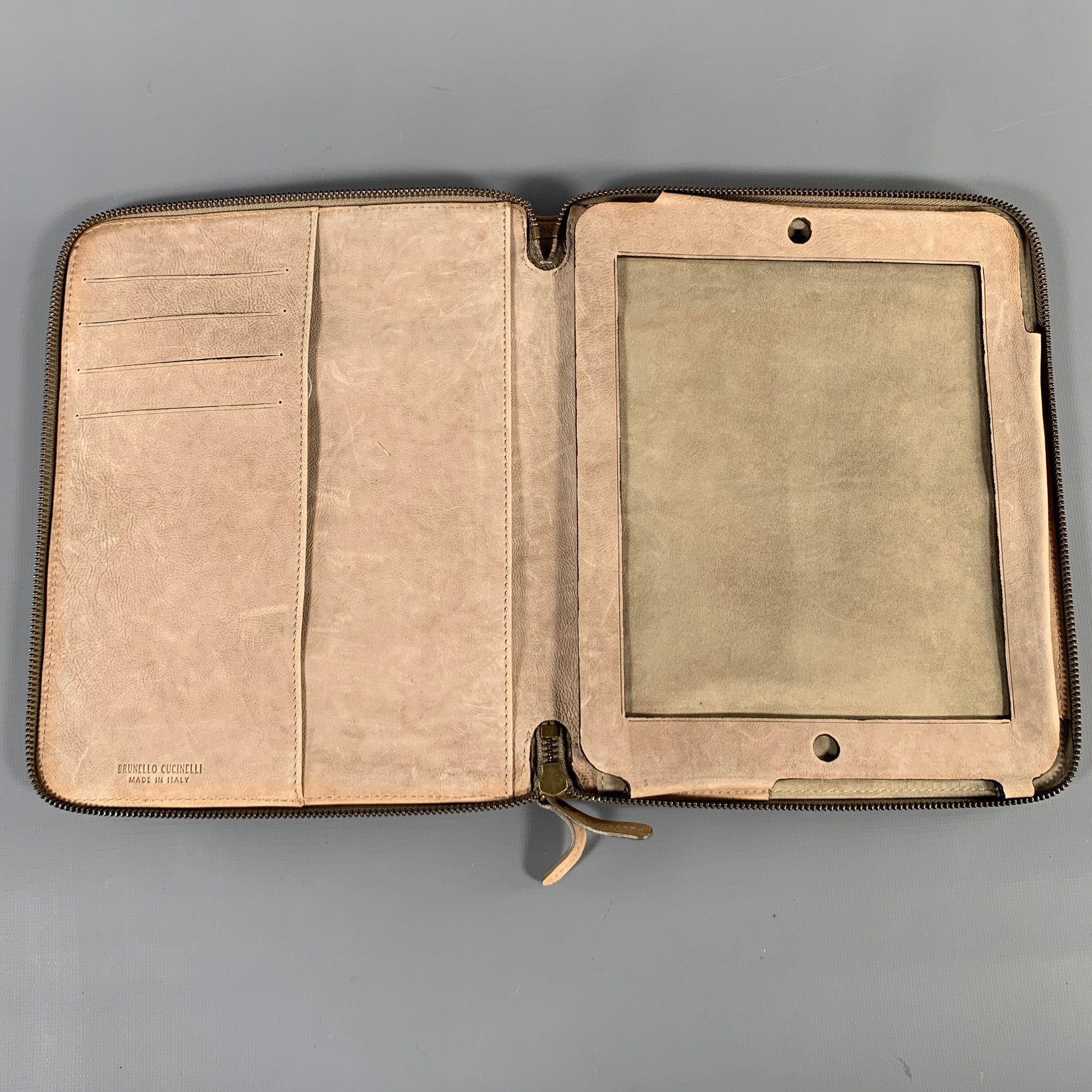 brunello cucinelli iPhoneケース　保護　タブレットケース BRUNELLO CUCINELLI Taupe Leather iPad Case Leather Goods