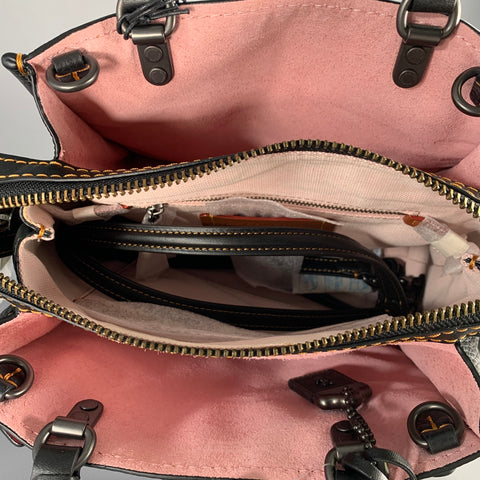Sac à main en cuir noir COACH avec applique florale rose
