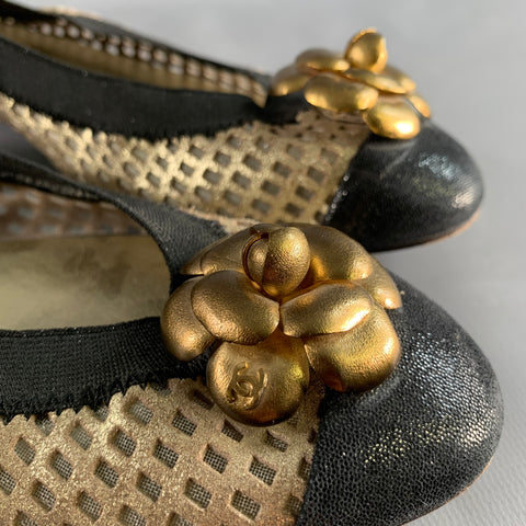 CHANEL Size 10 Gold Black Mesh Textured Ballet Flats