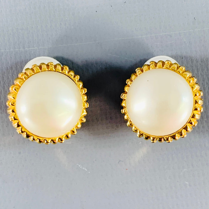 Boucles d'oreilles clips CHANEL vintage en or blanc et fausses perles