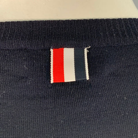 THOM BROWNE Pull en laine mérinos à rayures blanches et bleu marine, taille L