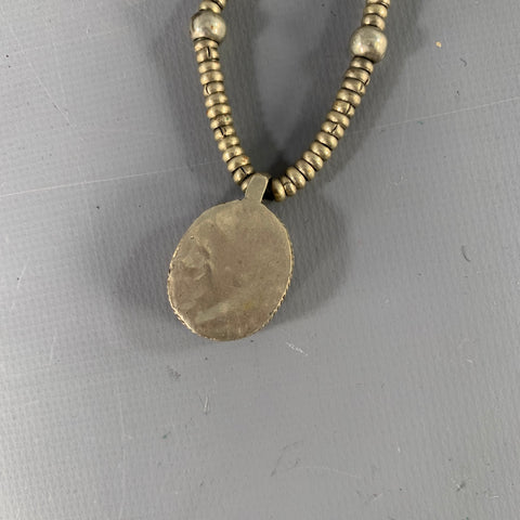 Collier avec pendentif ovale vintage en métal perlé argenté et bleu