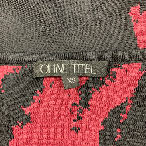 OHNE TITEL Taille XS Robe péplum sans manches en rayonne marbrée noire et bordeaux