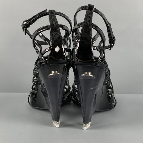 ALAIA Sandalias de cuña de charol enjaulado negro talla 7