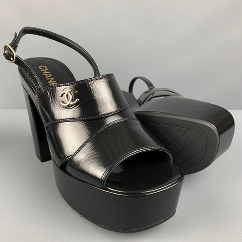 CHANEL Talla 10.5 Sandalias con plataforma de charol negro