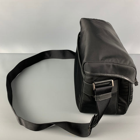 PRADA Sac bandoulière en nylon noir avec bordure en cuir