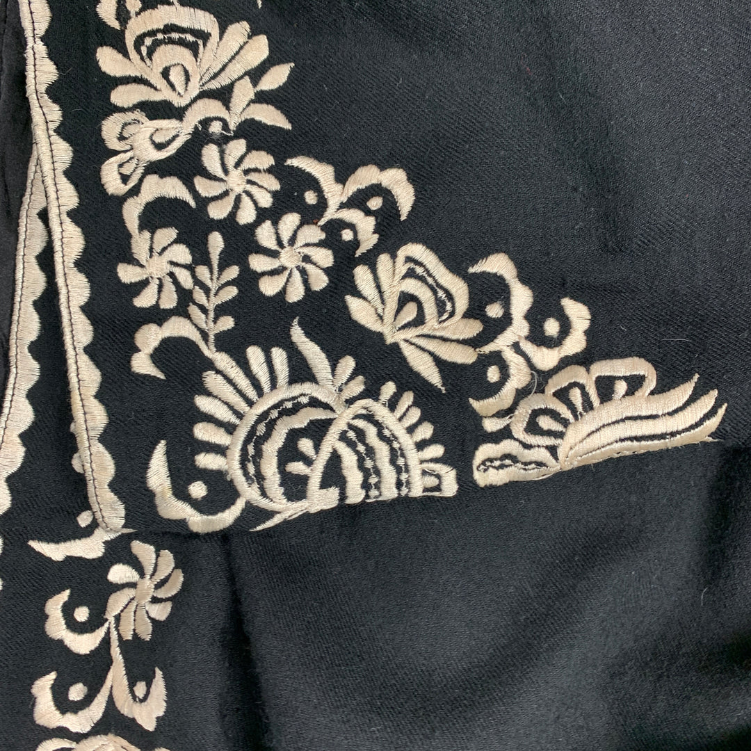 PAUL SMITH Bufanda de lana bordada en negro y crema