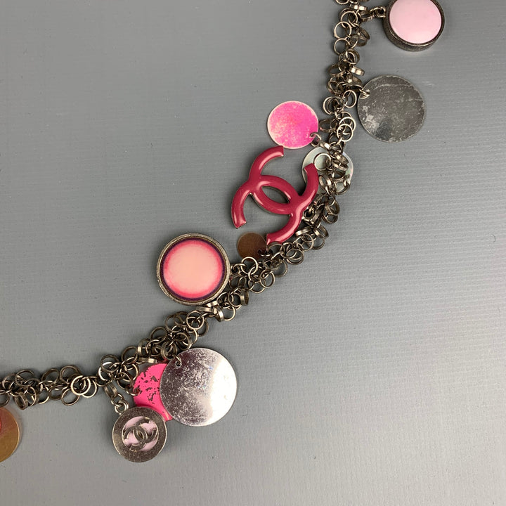 CHANEL S/S 2004 Collier CC à disque de fleur en plastique émaillé rose et argenté
