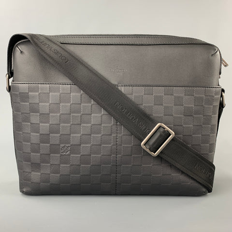 LOUIS VUITTON Sac messager District en cuir Damier Infini noir