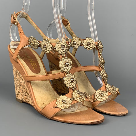 CHANEL Camelia Talla 6.5 Sandalias de cuña de corcho con correa en T de cuero color canela y dorado