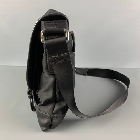 Sac messager à bandoulière en nylon et cuir noir PRADA