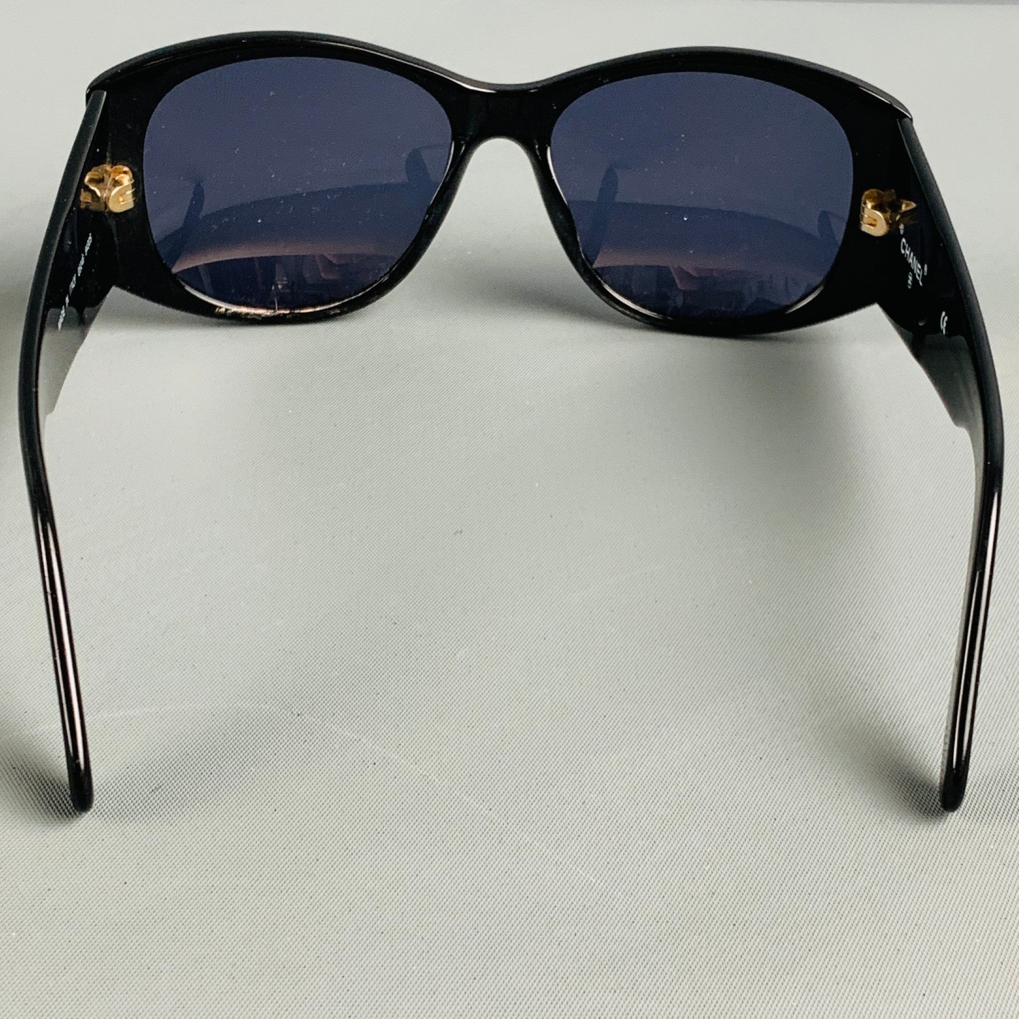 CHANEL Black Gold Logo Acetate Sunglasses – Sui Generis Designer