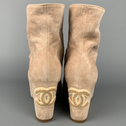 CHANEL Talla 6.5 Botines peep toe de ante beige