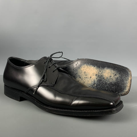 PRADA Talla 10.5 Zapatos con cordones y punta cuadrada de cuero negro