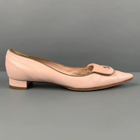 CHANEL Talla 7 Zapatos planos con punta y solapa CC acolchados de cuero rosa