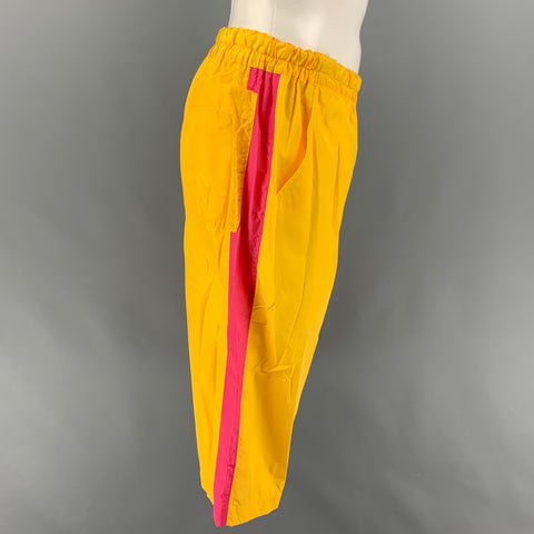 CAMISA COMME des GARCONS Talla S Pantalón corto de poliamida con rayas amarillas y rosas