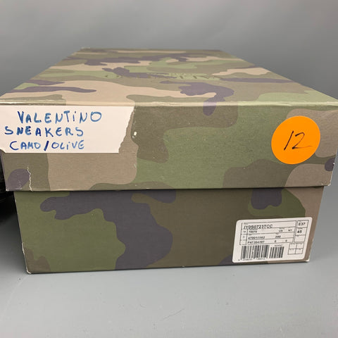 VALENTINO Zapatillas bajas de cuero de camuflaje oliva multicolor talla 12