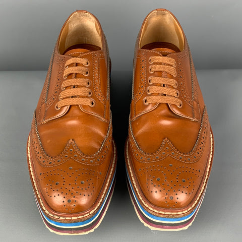 PRADA Talla 6.5 Zapatos con punta de ala perforada de cuero color canela