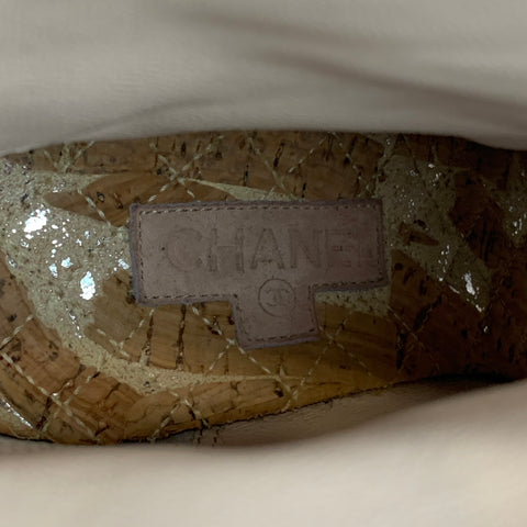 CHANEL Talla 6.5 Botines peep toe de ante beige