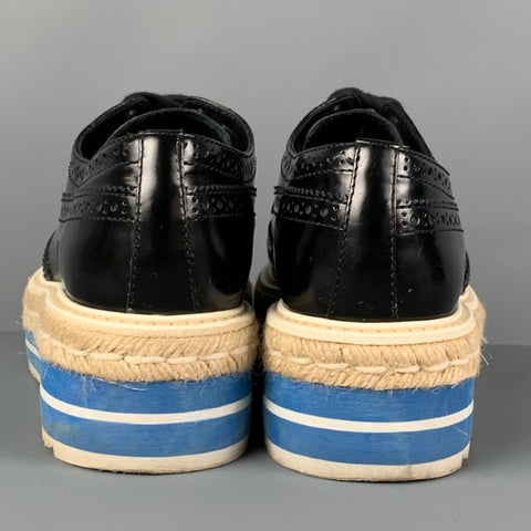 PRADA Talla 6.5 Zapatos con punta de ala perforada en negro, blanco y azul