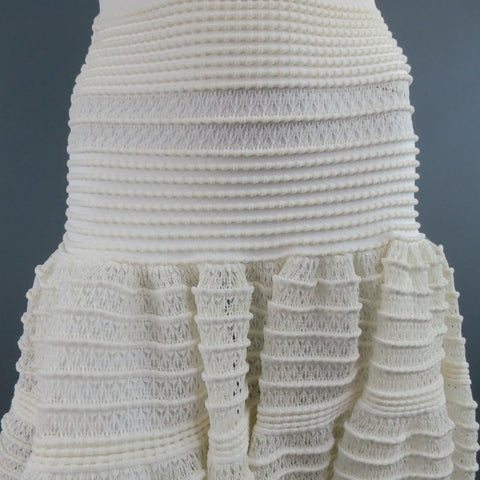 ALAIA Conjunto de falda con volantes y cuello redondo de punto de malla color crema talla M