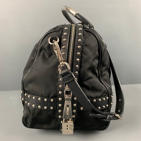 Sacs de sport en nylon avec garniture en cuir clouté noir PRADA
