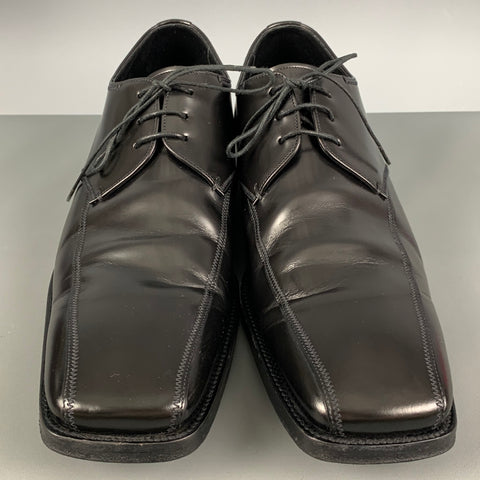 PRADA Talla 10.5 Zapatos con cordones y punta cuadrada de cuero negro