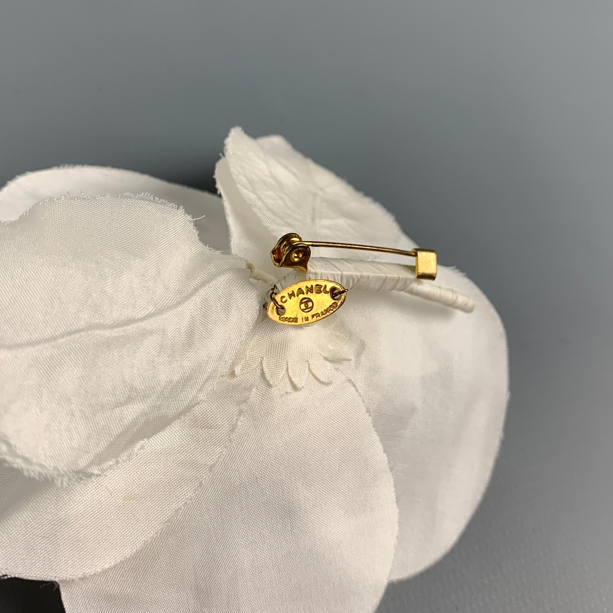 CHANEL White Silk Camelia Flower Brooch – Sui Generis Designer