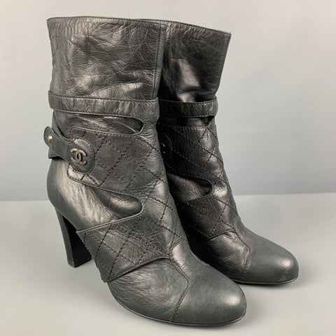 CHANEL Talla 7.5 Botas con correas de cuero negro