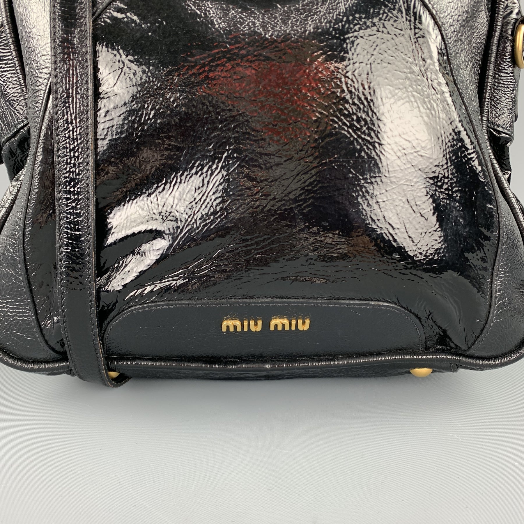 Sui Generis archive reference: Miu Miu black patent-leather shoulder handbag, SKU 104557.