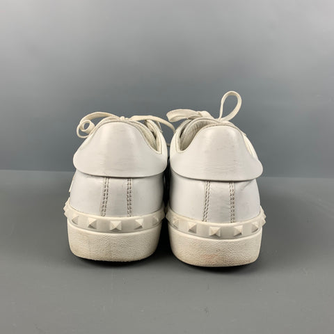 VALENTINO 'White Marine' Taille 7 Baskets en daim cloutées en or blanc