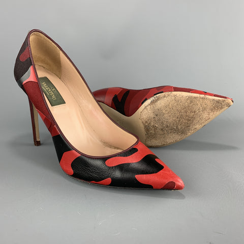 VALENTINO Zapatos de tacón Rockstud en punta de camuflaje rojo talla 7.5