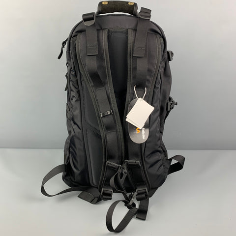 Mochila balística de nailon de 20 L con ribete de ante y materiales mixtos en negro VISVIM