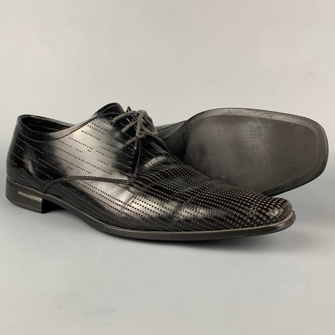 PRADA Taille 9 Chaussures à lacets en cuir perforé noir