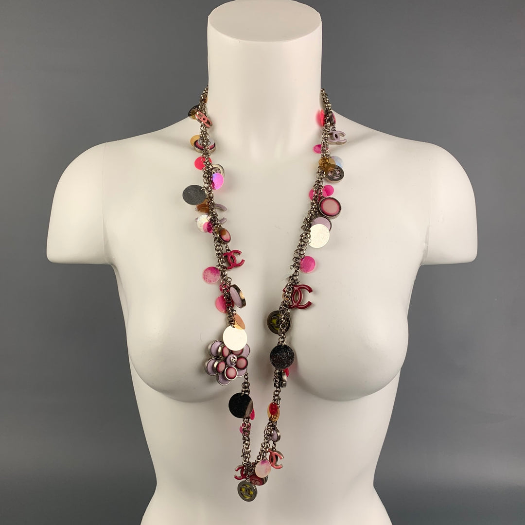 CHANEL S/S 2004 Collier CC à disque de fleur en plastique émaillé rose et argenté
