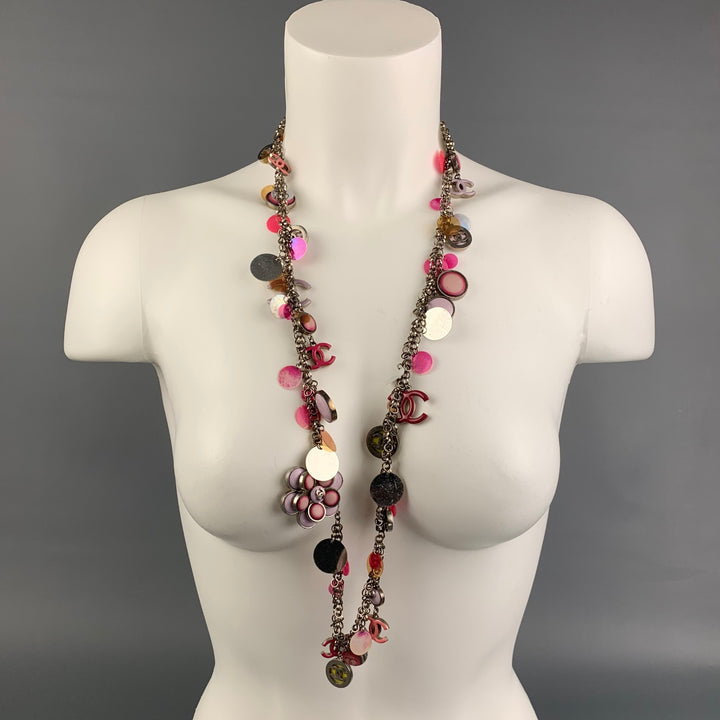 CHANEL S/S 2004 Collier CC à disque de fleur en plastique émaillé rose et argenté