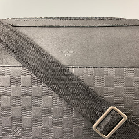LOUIS VUITTON Sac messager District en cuir Damier Infini noir