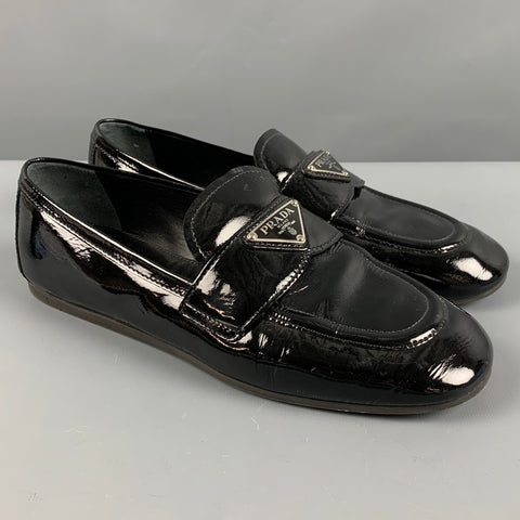 Zapatos planos tipo mocasín de charol negro PRADA Talla 9
