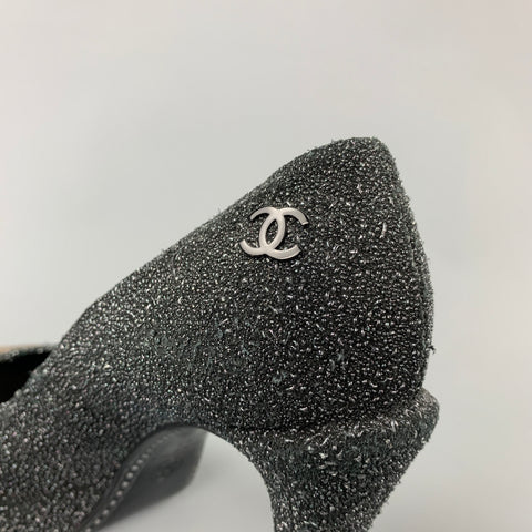 CHANEL Talla 7 Zapatos de tacón con textura brillante color carbón y gris