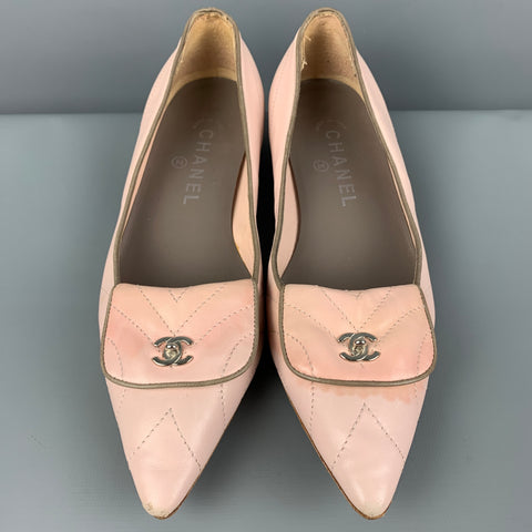 CHANEL Talla 7 Zapatos planos con punta y solapa CC acolchados de cuero rosa